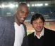Teddy Riner, ici avec Leonardo, a été sacré sportif de l'année 2011 par les auditeurs de Radio France et a reçu un maillot du PSG à son nom des mains de Leonardo le 10 janvier 2012 à Paris