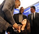 Teddy Riner a reçu le trophée du sportif de l'année 2011 de Radio France des mains de Sandra Laoura le 10 janvier 2012 à Paris