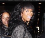 La chanteuse et actrice Brandy, surprise à la sortie de son hôtel à Manhattan, est hissée sur une paire de Christian Louboutin. New York, le 11 janvier 2012.<br />