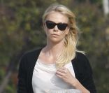 Après avoir brillé sur le tapis rouge du Festival de Palm Springs, Charlize Theron arpente le bitume de Los Angeles avec tout autant de style. Le 11 janvier 2012.<br />