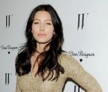 Jessica Biel lors de la soirée W à Los Angeles. Pour sa première apparition depuis l'annonce de ses fiançailles, elle ne portait pas de bague... Le 13 janvier 2012 