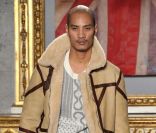 Le bombardier refait une apparition pour l'hiver prochain dans la collection de la créatrice anglaise Vivienne Westwood. 