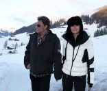 Johnny Hallyday et Laeticia très heureux à Gstaad, le 23 décembre 2011. 