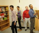 Barack, Malia et Michelle Obama participent à la construction d\'une librairie lors d\'une journée de charité dans un centre d\'éducation à Washington. Le 16 janvier 2011
