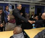 Barack et Michelle Obama participent à une journée de charité dans un centre d\'éducation à Washington. Ils ont rencontré des bénévoles à l\'occasion de la journée dédiée à Martin Luther King. Le 16 janvier 2011