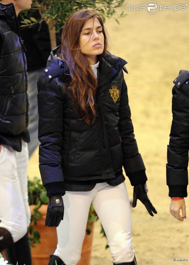 Charlotte Casiraghi à Bâle, en Suisse, le 13 janvier 2012 pour un jumping international. Quelques jours plus tard, fatiguée d'être harcelée par les paparazzi, Charlotte Casiraghi passe à l'offensive en justice, pour ne pas vivre le même enfer que Lady Di.