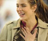 Charlotte Casiraghi, lumineuse, lors du Gucci Masters de décembre 2011. En janvier 2012, fatiguée d'être harcelée par les paparazzi, Charlotte Casiraghi passe à l'offensive en justice, pour ne pas vivre le même enfer que Lady Di.