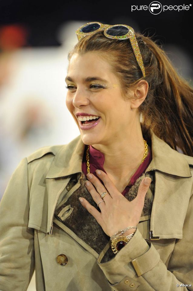 Charlotte Casiraghi, lumineuse, lors du Gucci Masters de décembre 2011. En janvier 2012, fatiguée d'être harcelée par les paparazzi, Charlotte Casiraghi passe à l'offensive en justice, pour ne pas vivre le même enfer que Lady Di.