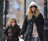 Sarah Jessica Parker, main dans la main avec son fils, pare au froid de New York alors qu\'elle se dirige vers l\'école. Le 17 janvier 2012.