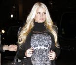Jessica Simpson, dont le premier enfant pointe le bout de son nez, est sortie dîner à Los Angeles, le 18 janvier 2012.