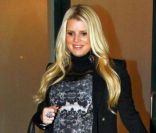 Jessica Simpson, très chic dans un blazer noir et une robe courte, sort d\'un restaurant à Los Angeles, le 18 janvier 2012.