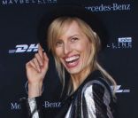 Karolina Kurkova scintille dans son blazer noir et argenté au défilé Kilian Kerner à Berlin, le 20 janvier 2012.