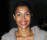 La radieuse Ayo assistait au défilé Kris Van Assche à Paris, le 20 janvier 2012.