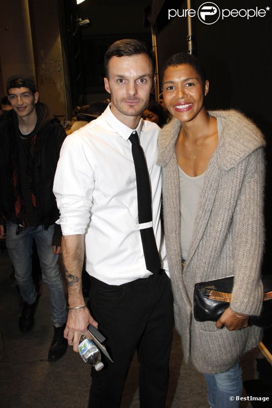 Le créateur Kris Van Assche et la chanteuse Ayo posent pour les photographes en backstage. Paris, le 20 janvier 2012.