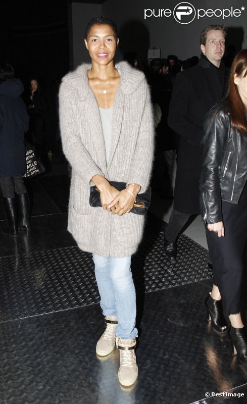 La chanteuse Ayo au défilé Kris Van Assche à Paris, le 20 janvier 2012.