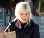 Tori Spelling en mission courses avec sa fille Stella à Los Angeles, le 21 janvier 2012.
