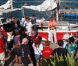 Laura Dekker, plus jeune navigatrice a avoir fait le tour du monde à la voile en solitaire, à 16 ans et quelques jours, devant son bateau  Guppy  à Saint-Martin le 21 janvier 2012