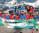 Laura Dekker est accueillie par les élèves de l'école de voile de Saint-Martin le 21 janvier 2012 après son tour du monde à la voile en solitaire