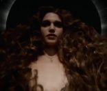Justice : Survol intergalactique du corps de Joséphine de la Baume pour On'N'On