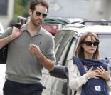 Natalie Portman et Benjamin Millepied avec leur fils Aleph, à Los Angeles le 14 janvier 2012.