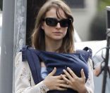 Natalie Portman et son fils Aleph, à Los Angeles le 14 janvier 2012.