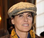 Inès de la Fressange poursuit sa journée dans la peau d'un reporter