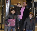 Papa d'une petite fille depuis le 24 janvier 2012 à 8h27, le prince Joachim de Danemark a partagé sa joie avec ses trois garçons, Henrik (2 ans), Nikolai (12 ans) et Felix (9 ans), au Rigshospitalet où la princesse Marie a accouché. 