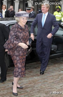 La reine Beatrix des Pays-Bas, avec son fils et héritier le prince Willem-Alexander, arrive dans les locaux du Conseil d'Etat pour la séance à huis clos en l'honneur du départ en retraite du vice-président Tjeenk Willink, le 25 janvier 2012.