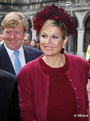 La princesse Maxima et le prince Willem-Alexander des Pays-Bas arrivent dans les locaux du Conseil d'Etat pour la séance à huis clos en l'honneur du départ en retraite du vice-président Tjeenk Willink, le 25 janvier 2012.