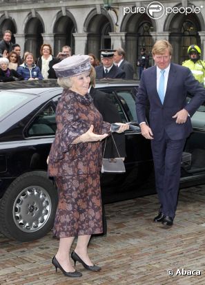 La reine Beatrix des Pays-Bas, avec son fils et héritier le prince Willem-Alexander, arrive dans les locaux du Conseil d'Etat pour la séance à huis clos en l'honneur du départ en retraite du vice-président Tjeenk Willink, le 25 janvier 2012.