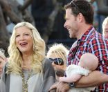 Tori Spelling, Dean McDermott et leurs enfants en pleine interview pour l\'émission américaine Extra, à Los Angeles, le 25 janvier 2012