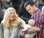 Tori Spelling, Dean McDermott et leur petite <span>Hattie</span> en pleine interview pour l\'émission américaine Extra, à Los Angeles, le 25 janvier 2012