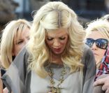 Tori Spelling, Dean McDermott et leurs enfants en pleine interview pour l\'émission américaine Extra, à Los Angeles, le 25 janvier 2012
