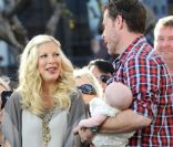 Tori Spelling, Dean McDermott et leurs enfants en pleine interview pour l\'émission américaine Extra, à Los Angeles, le 25 janvier 2012