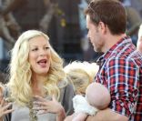 Tori Spelling, Dean McDermott et leurs enfants en pleine interview pour l\'émission américaine Extra, à Los Angeles, le 25 janvier 2012