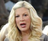 Tori Spelling, Dean McDermott et leurs enfants en pleine interview pour l\'émission américaine Extra, à Los Angeles, le 25 janvier 2012