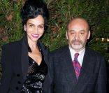 Farida Khelfa et Christian Louboutin arrivent au au dixième Dîner De La Mode contre le Sida à Paris, le 26 janvier 2012.