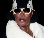 L'icône Grace Jones assurait le spectacle lors du dixième Dîner De La Mode contre le Sida à Paris, le 26 janvier 2012. 