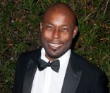 L'acteur Jimmy Jean-Louis, très élégant en smoking, lors du dixième Dîner De La Mode contre le Sida à Paris, le 26 janvier 2012.