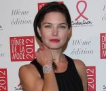 Delphine Chanéac pose avec grâce lors du photocall du dixième Dîner De La Mode contre le Sida à Paris, le 26 janvier 2012.