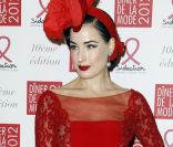 Dita Von Teese en rouge érotique lors du dixième Dîner De La Mode contre le Sida à Paris, le 26 janvier 2012.