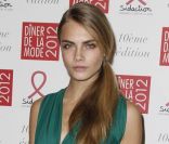 Le mannequin anglais Cara Delevingne en robe Yves Saint Laurent lors du dixième Dîner De La Mode contre le Sida à Paris, le 26 janvier 2012.