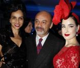 Christian Louboutin, très bien entouré par Farida Khelfa et Dita Von Teese lors du dixième Dîner De La Mode contre le Sida à Paris, le 26 janvier 2012.