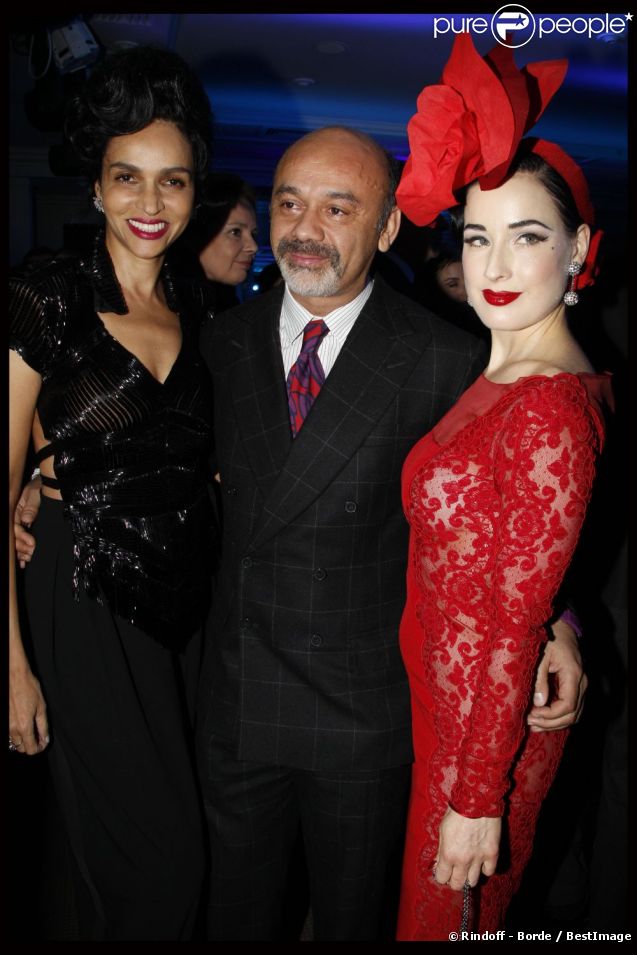 Christian Louboutin, très bien entouré par Farida Khelfa et Dita Von Teese lors du dixième Dîner De La Mode contre le Sida à Paris, le 26 janvier 2012.