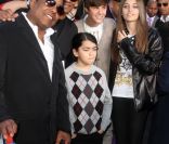 Paris Jackson entourée de sa petite famille et de Justin Bieber, en janvier 2012 à Los Angeles.