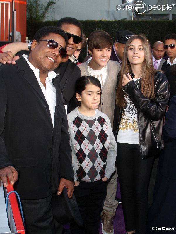 Paris Jackson entourée de sa petite famille et de Justin Bieber, en janvier 2012 à Los Angeles.