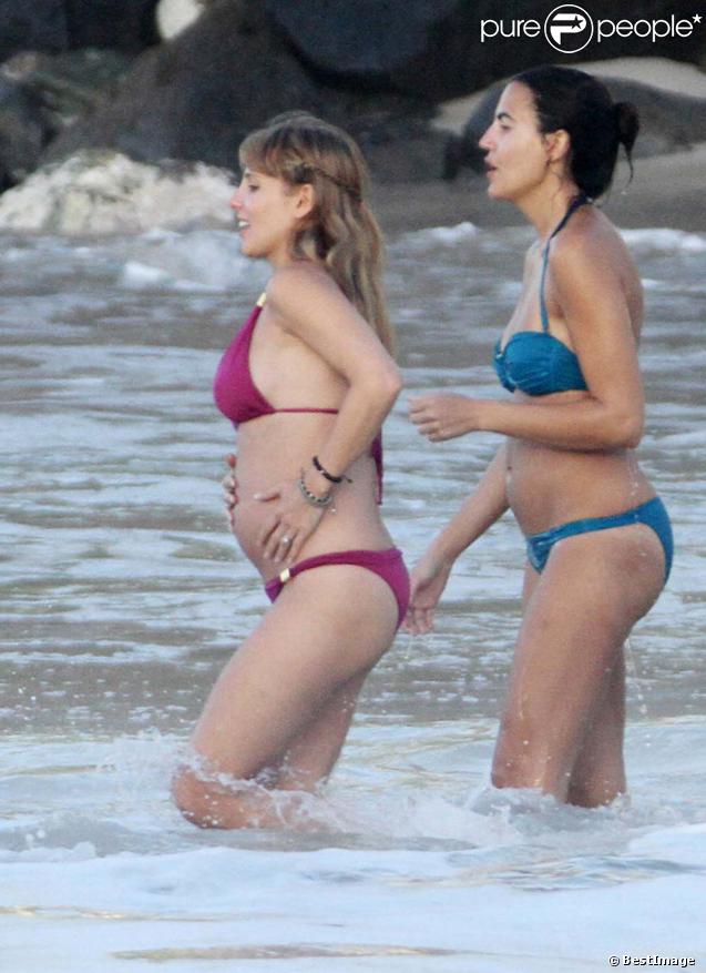 Elsa Pataky dévoile ses premières rondeurs à Saint-Barthélemy, le 19 janvier 2012.