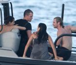 Elsa Pataky et Chris Hemsworth en compagnie de Matt Damon et sa femme Luciana en bateau à Saint-Barthélemy, le 19 janvier 2012.