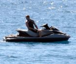 Chris Hemsworth en jet ski à Saint-Barthélemy, le 19 janvier 2012.