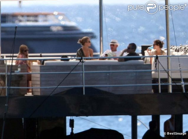 Elsa Pataky et Chris Hemsworth en compagnie de Matt Damon et sa femme Luciana déjeunent au bord de l'eau, à Saint-Barthélemy, le 19 janvier 2012.